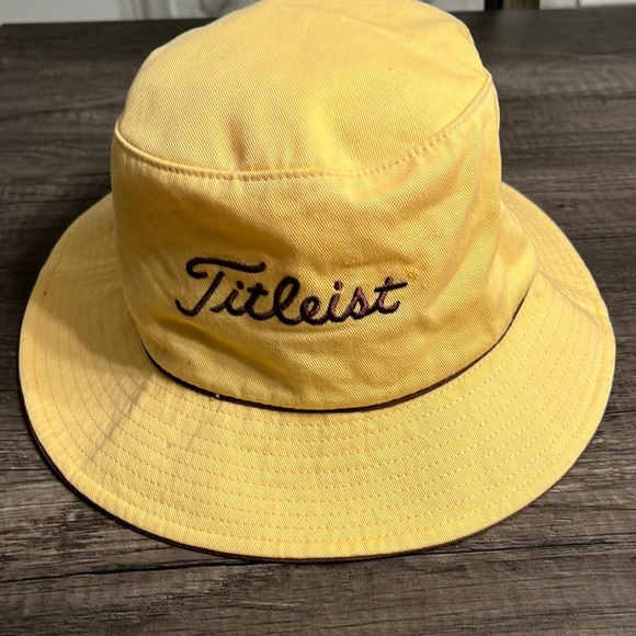 Titleist Other - Titleist golf bucket hat light yellow and brown